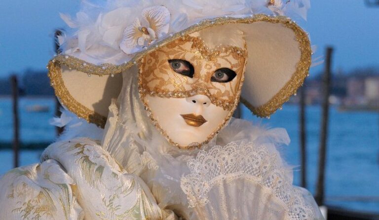 cand nu te iubesti, te ascunzi de ceilalti